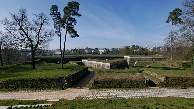 从Fort Obergruenwald在Kirchberg到老城，卢森堡市，卢森堡大公国的观点视频素材