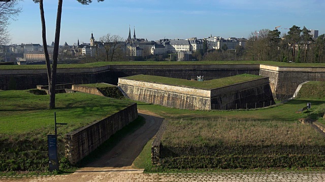 从Fort Obergruenwald在Kirchberg到老城，卢森堡市，卢森堡大公国的观点视频素材