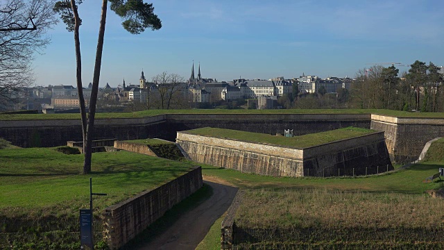 从Fort Obergruenwald在Kirchberg到老城，卢森堡市，卢森堡大公国的观点视频素材