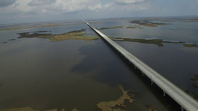 远离堤道离开大桥-无人机无人机4K湖Pontchartrain堤道格兰德岛路易斯安那海岸密西西比河大桥和驳船沼泽地，海湾三角洲，野生动物4K运输视频素材