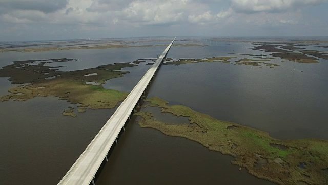 Lake Pontchartrain causeway grand Isle路易斯安那海岸Mississippi river bridge and驳船everglades, gulf delta, with wildlife 4K Transportation视频素材