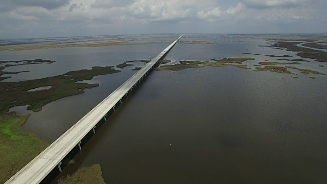 庞特查特兰堤道岛路易斯安那海岸密西西比河大桥和驳船沼泽地，海湾三角洲，野生动物4K运输视频素材