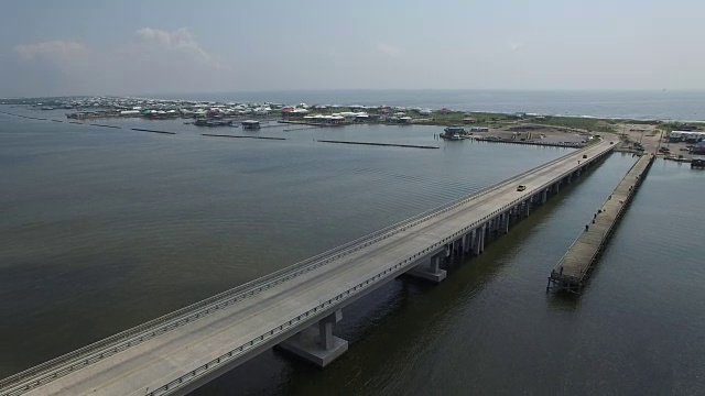 大岛路易斯安那海岸密西西比河大桥和驳船1 / 14，大沼泽地，海湾三角洲，与船只航行和野生动物4K运输视频素材