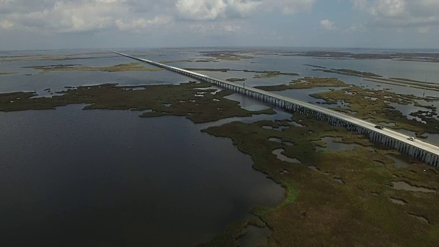 远离堤道的轨道-无人机无人机4K湖Pontchartrain堤道格兰德岛路易斯安那海岸密西西比河大桥和驳船沼泽地，海湾三角洲，野生动物4K运输视频素材