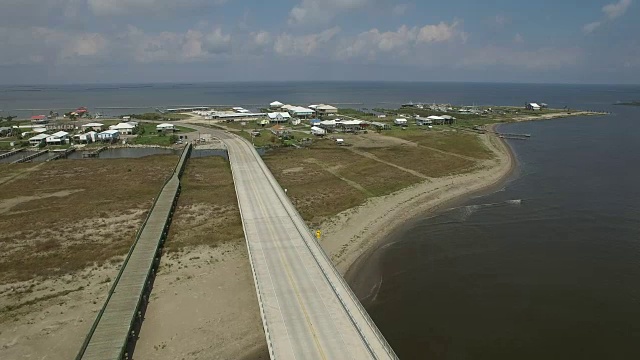 Grand Isle Bridge forward flight - Drone Aerial 4K Grand Isle路易斯安那海岸密西西比河大桥和驳船1 / 14，沼泽地，海湾三角洲，与船只航行和野生动物4K运输视频素材