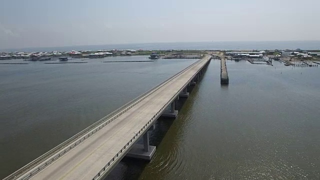 在45度海岸边的桥-无人机无人机4K大岛路易斯安那海岸密西西比河桥和驳船14，大沼泽地，海湾三角洲，与船只航行和野生动物4K运输视频素材