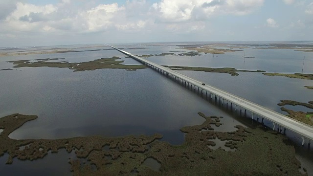 从左到右越过堤道长桥-无人机无人机4K湖Pontchartrain堤道格兰德岛路易斯安那海岸密西西比河大桥和驳船沼泽地，海湾三角洲，野生动物4K运输视频素材