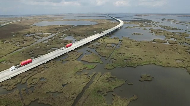 庞特查特兰堤道湖，路易斯安那州海岸，密西西比河大桥和驳船沼泽地，海湾三角洲，野生动物4K运输史诗长的backwords跟踪视频素材