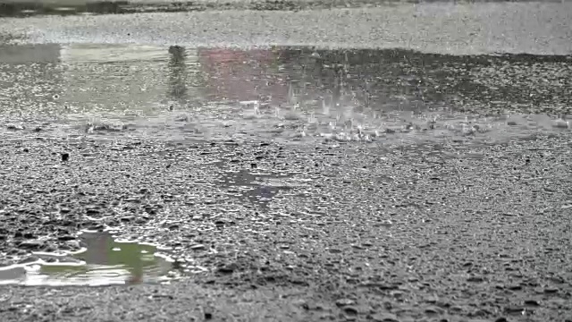 雨在路上。视频素材