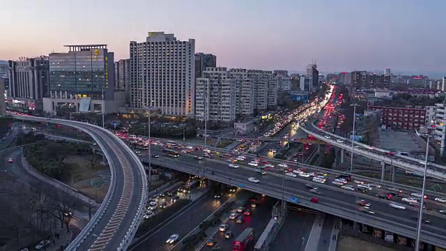 北京路交叉口T/L WS HA ZO鸟瞰图，白天到晚上的过渡视频素材