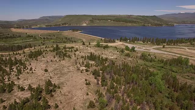 科罗拉多落基山脉，科罗拉多河，在湖格兰比山大坝，美丽的水反射，春天，原始的水，树叶，野生白杨树4K自然/野生动物/天气视频素材