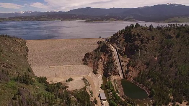 科罗拉多落基山脉，科罗拉多河，格兰比湖的山大坝，美丽的水反射，春天，原始的水，树叶，野生白杨树4K自然/野生动物/天气视频素材