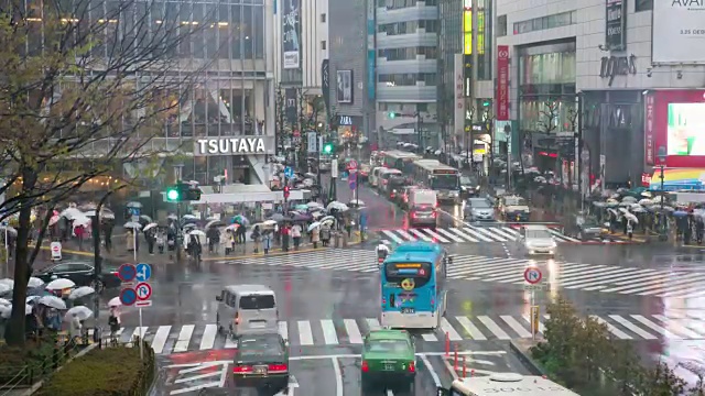 涉谷雨日，人们在涉谷十字路口行走视频素材