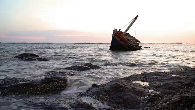 海滩上发生海难。视频素材