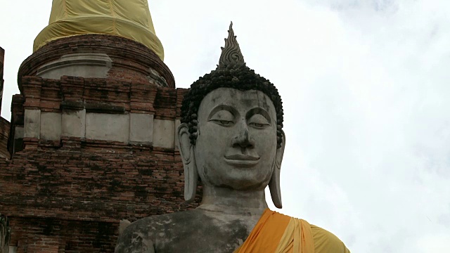 在泰国大城府，佛像坐在寺庙废墟前视频素材