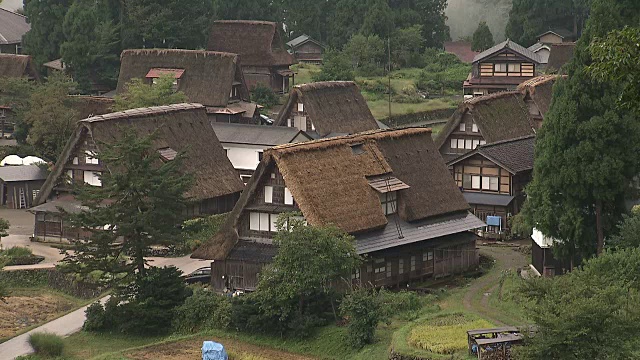 日本富山的茅草屋顶房屋视频素材