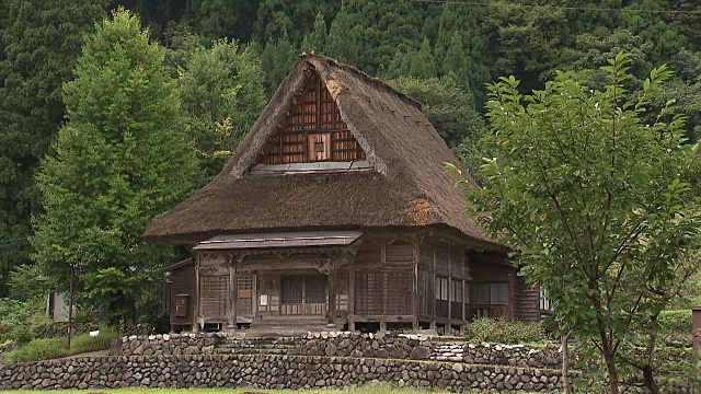 日本富山的茅草屋顶的房子视频素材