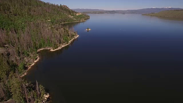 科罗拉多落基山脉，科罗拉多河，格兰比湖的山大坝，美丽的水反射，春天，原始的水，树叶，野生白杨树发现4K自然/野生动物/天气视频素材