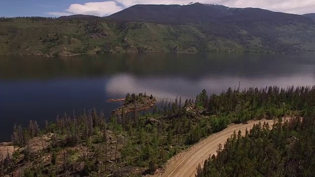 科罗拉多落基山脉，科罗拉多河，格兰比湖的山大坝，美丽的水反射，春天，原始的水，树叶，野生白杨树发现景观4K自然/野生动物/天气视频素材