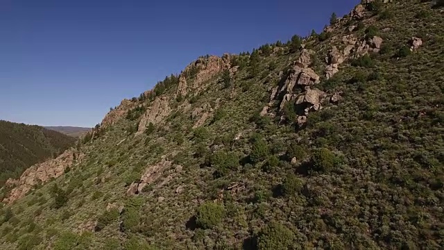 科罗拉多落基山脉，科罗拉多河，格兰比湖的山大坝，美丽的水反射，春天，原始的水，树叶，野生白杨树发现景观4K自然/野生动物/天气视频素材