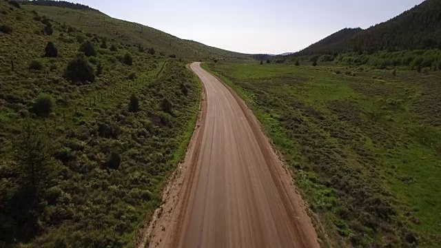 科罗拉多落基山脉，科罗拉多河，格兰比湖的山大坝，美丽的水反射，春天，原始的水，树叶，野生白杨树发现景观4K自然/野生动物/天气视频素材