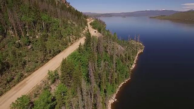 4K科罗拉多落基山脉，科罗拉多河，格兰比湖的山大坝，美丽的水反射，春天，原始的水，树叶，野生白杨树发现4K自然/野生动物/天气视频素材