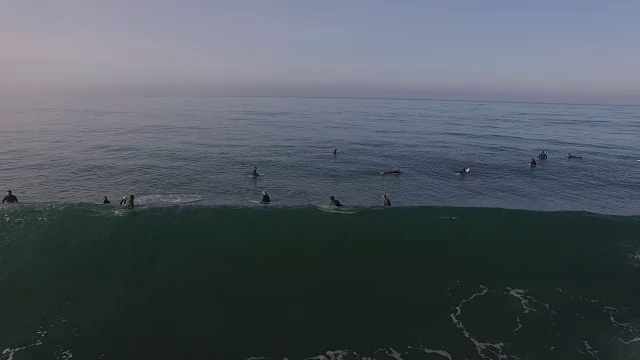 冲浪者等待海浪长，空中，4K, 58s, 99of133，冲浪，海滩，加利福尼亚海岸，海洋，海浪撞击，毁灭，碰撞，大海，动作运动，史诗，股票视频销售-无人机发现llc 4K体育视频素材