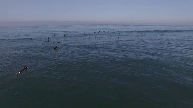 冲浪者等待海浪后退，空中，4K, 12秒，55of133，冲浪，海滩，加利福尼亚海岸，海洋，海浪撞击，毁灭，碰撞，大海，动作运动，史诗，股票视频销售- 4K运动视频素材