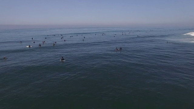 冲浪者等待海浪半轨道，空中，4K, 12秒，65of133，冲浪，海滩，加利福尼亚海岸，海洋，海浪撞击，毁灭，碰撞，大海，动作运动，史诗，股票视频销售-无人机发现llc 4K体育视频素材