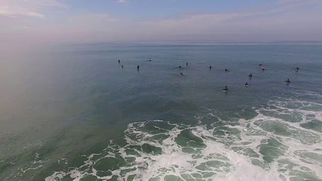 冲浪者等待短，空中，4K, 14s, 101of133，冲浪，海滩，加利福尼亚海岸，海洋，海浪撞击，毁灭，碰撞，大海，动作运动，史诗，股票视频销售-无人机发现llc 4K体育视频素材