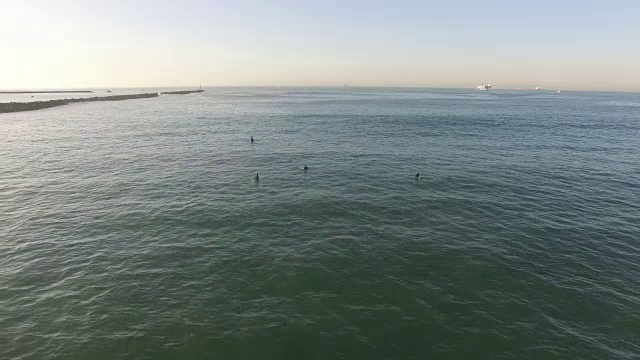 冲浪者等待短，空中，4K, 14s, 101of133，冲浪，海滩，加利福尼亚海岸，海洋，海浪撞击，毁灭，碰撞，大海，动作运动，史诗，股票视频销售-无人机发现llc 4K体育视频素材