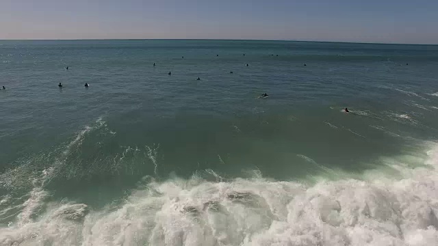 冲浪者等待PAN飞到冲浪者跟踪，空中，4K, 35s, 106of133，冲浪，海滩，加利福尼亚海岸，海洋，海浪撞击，毁灭，碰撞，大海，动作运动，史诗，股票视频销售-无人机发现llc 4K运动视频素材