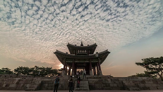 水原华城(联合国教科文组织世界遗产)的Seojangdae(亭子)和游客视频素材