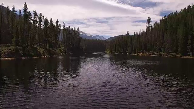 科罗拉多落基山脉，科罗拉多河，格兰比湖的山大坝，美丽的水反射，春天，原始的水，树叶，野生白杨树发现土地4K自然/野生动物/天气视频素材