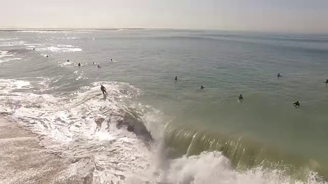 冲浪者抓浪和消灭，空中，4K, 13, 133的15，冲浪，海滩，加利福尼亚海岸，海洋，海浪，毁灭，碰撞，大海，动作运动，史诗，股票视频销售4K运动视频素材