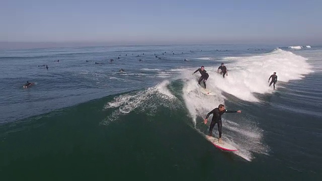 PARTY WAVE 4冲浪者史诗，空中，4K, 16s, 55of133，冲浪，海滩，加州海岸，海洋，海浪撞击，毁灭，碰撞，大海，动作运动，史诗，股票视频销售-无人机发现llc 4K体育视频素材