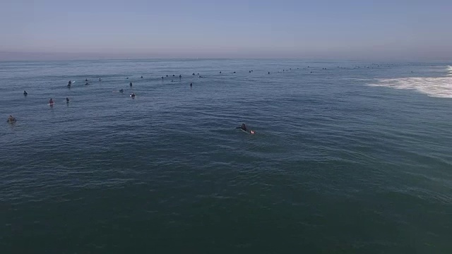 推冲浪者等待海浪，空中，4K, 19, 56of133，冲浪，海滩，加州海岸，海洋，海浪撞击，毁灭，碰撞，大海，动作运动，史诗，股票视频销售-无人机发现llc 4K体育视频素材