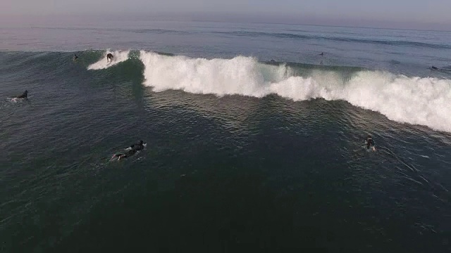 冲浪者在海浪抹去，空中，4K, 7s, 70of133，冲浪，海滩，加利福尼亚海岸，海洋，海浪撞击，毁灭，碰撞，大海，动作运动，史诗，股票视频销售-无人机发现llc 4K体育视频素材