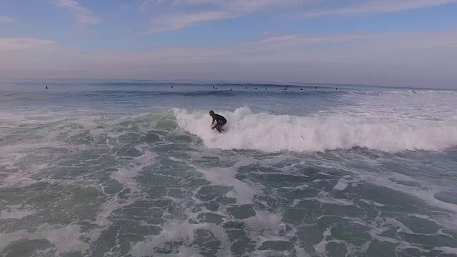 冲浪者抓浪和消灭，空中，4K, 10s, 69of133，冲浪，海滩，加州海岸，海洋，海浪，毁灭，碰撞，大海，动作运动，史诗，股票视频销售-无人机发现llc 4K体育视频素材