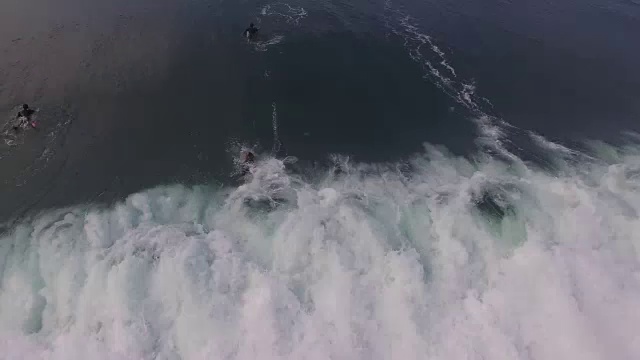 冲浪者抓浪和消灭，空中，4K, 13, 133 15，冲浪，海滩，加利福尼亚海岸，海洋，海浪，毁灭，碰撞，大海，动作运动，史诗，股票视频销售-无人机发现4K运动视频素材