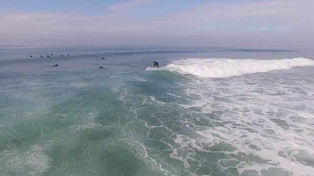 冲浪者接近快速slash，空中，4K, 16s, 24of133，冲浪，海滩，加州海岸，海洋，海浪撞击，毁灭，碰撞，大海，动作运动，史诗，股票视频销售-无人机发现llc 4K运动视频素材