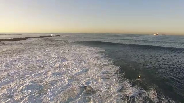 冲浪者飞过大浪，空中，4K, 17s, 88of133，冲浪，海滩，加利福尼亚海岸，海洋，海浪，毁灭，碰撞，大海，动作运动，史诗，股票视频销售-无人机发现llc 4K运动视频素材