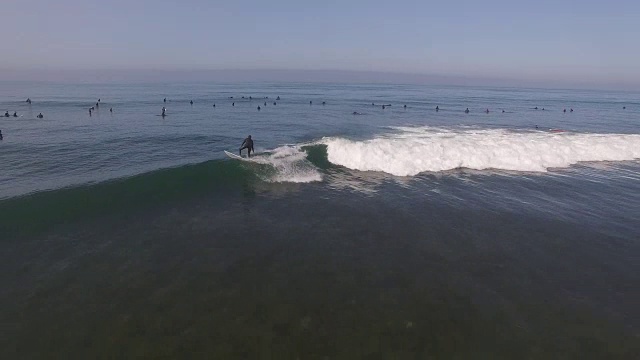 冲浪者在浪高，空中，4K, 14s, 35of133，冲浪，海滩，加州海岸，海洋，海浪撞击，毁灭，碰撞，大海，动作运动，史诗，股票视频销售-无人机发现llc 4K体育视频素材