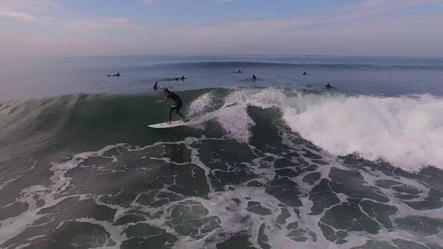 冲浪者在波浪的whipeout，空中，4K, 15s, 14of133，冲浪，海滩，加利福尼亚海岸，海洋，海浪撞击，毁灭，碰撞，大海，动作运动，史诗，股票视频销售-无人机发现llc 4K运动视频素材