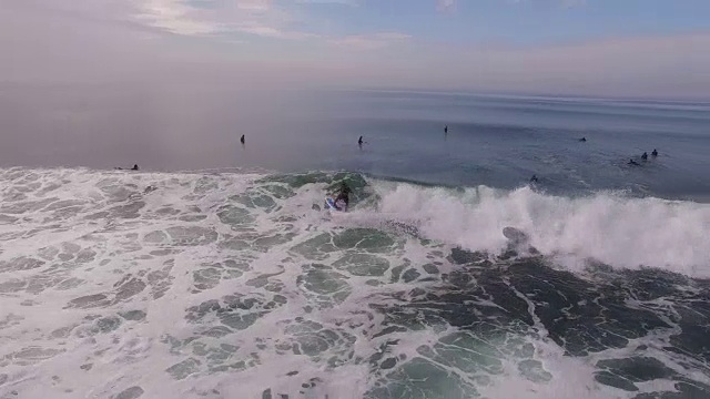 冲浪者Slash几乎tube, Aerial, 4K, 13s, 11of133，冲浪，海滩，加州海岸，海洋，海浪撞击，毁灭，碰撞，大海，动作运动，史诗，股票视频销售-无人机发现llc 4K体育视频素材