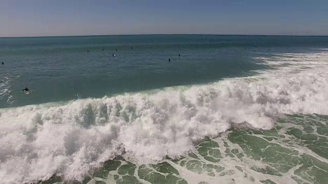 冲浪者寻找平滑，空中，4K, 12秒，105of133，冲浪，海滩，加州海岸，海洋，海浪撞击，毁灭，碰撞，大海，动作运动，史诗，股票视频销售-无人机发现llc 4K运动视频素材