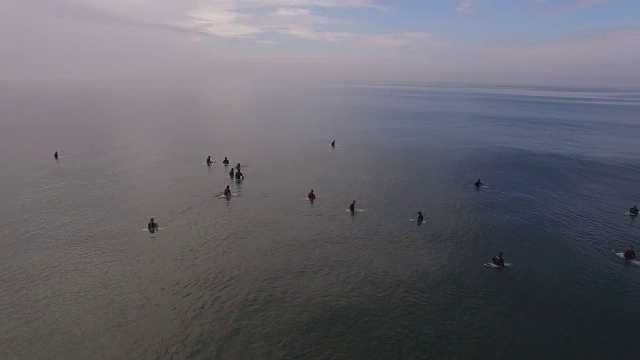 冲浪者拉开，空中，4K, 22秒，133的8，冲浪，海滩，加利福尼亚海岸，海洋，海浪撞击，毁灭，碰撞，大海，动作运动，史诗，股票视频销售-无人机发现llc 4K运动视频素材