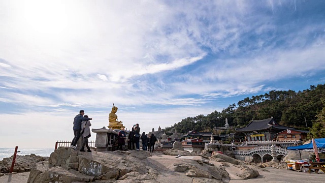 海东龙宫寺(韩国流行寺庙)的佛像和人们视频素材