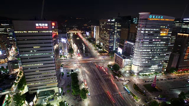 在光华门广场(著名的旅游景点)观看京福宫的夜景视频素材