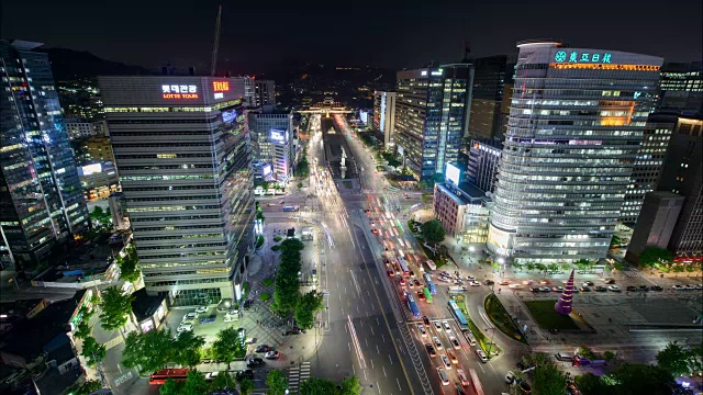 在光华门广场(著名的旅游景点)观看京福宫的夜景视频素材